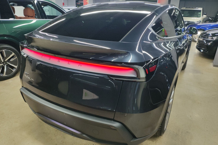 特斯拉 Model Y 2025款 改款 长续航全轮驱动版车身外观7