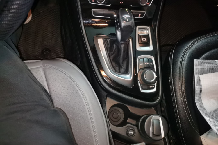 宝马2系多功能旅行车 2015款 218i 领先型局部细节18