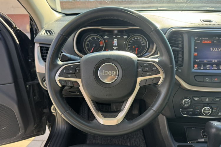 Jeep 自由光 2016款 2.0L 优越版中控内饰7002