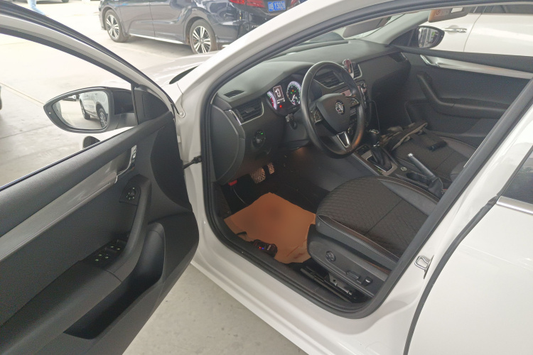 斯柯达 明锐 2018款 TSI280 DSG豪华版中控内饰20