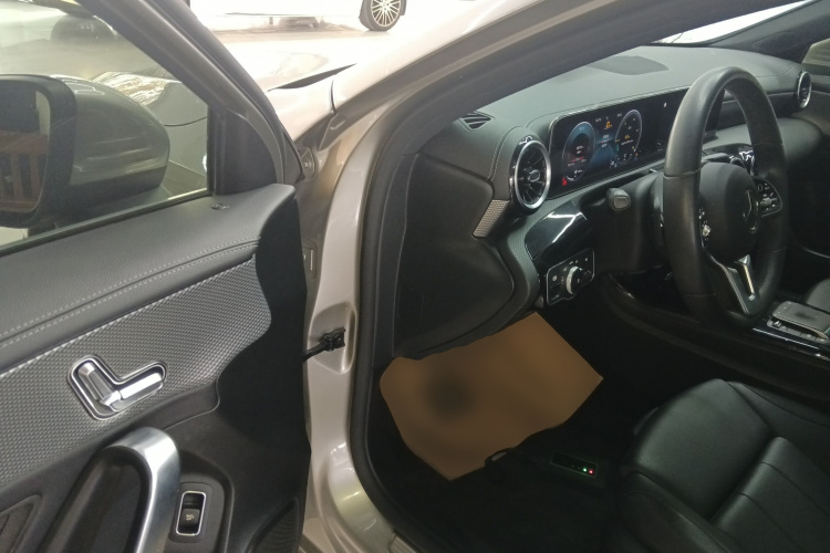 奔驰A级 2020款 改款 A 180 L 运动轿车特殊配置中控内饰20
