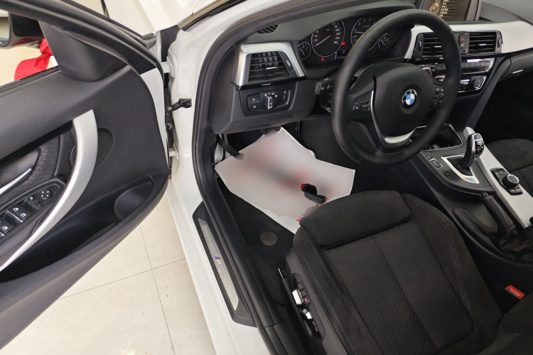 宝马3系 2017款 320i M运动型中控内饰7003