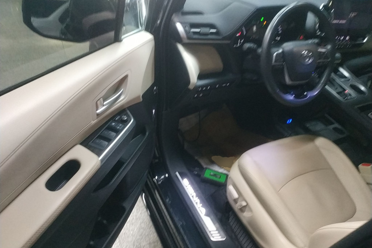 丰田 赛那SIENNA 2023款 2.5L混动 尊贵版中控内饰7003