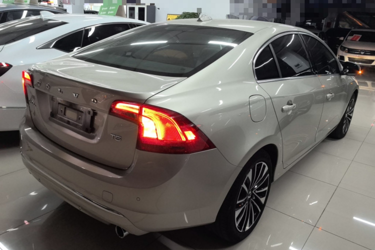 沃尔沃S60 2019款 S60L T5 智远版车身外观7