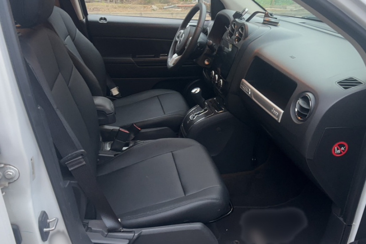 Jeep 指南者(进口) 2014款 2.0L 两驱运动版中控内饰7011