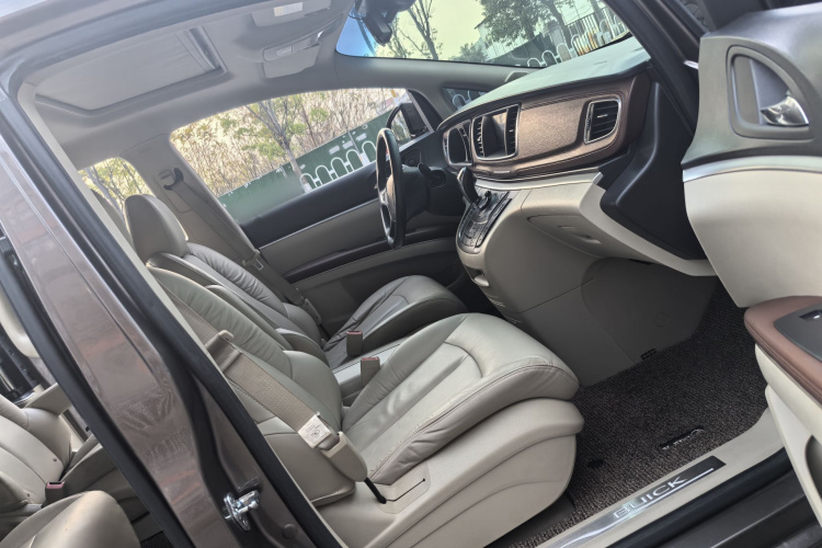 别克GL8 2017款 25S 尊贵型 国V中控内饰7004