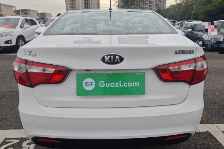 起亚K2 2012款 三厢 1.4L MT GLS纪念版车身外观6