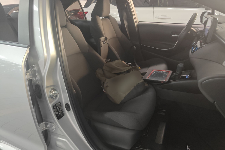 丰田 雷凌 2022款 双擎 1.8H E-CVT领先版局部细节41