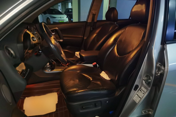 丰田 RAV4荣放 2012款 炫装版 2.4L 手动四驱豪华局部细节19