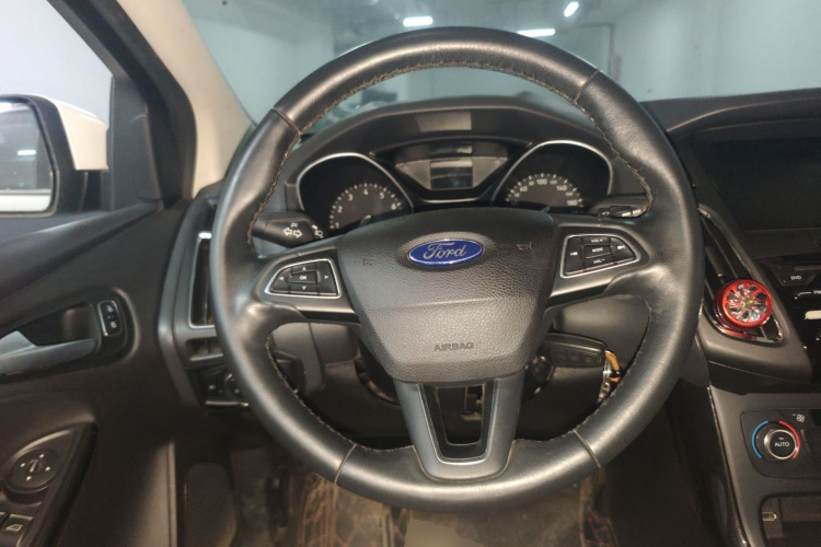 福特 福克斯 2017款 三厢 1.6L 手动风尚型智行版中控内饰13