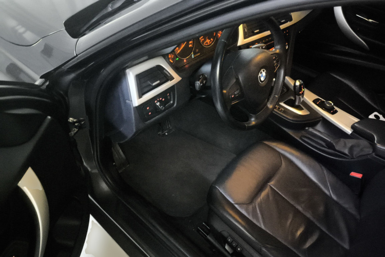 宝马3系 2013款 320i 时尚型中控内饰20