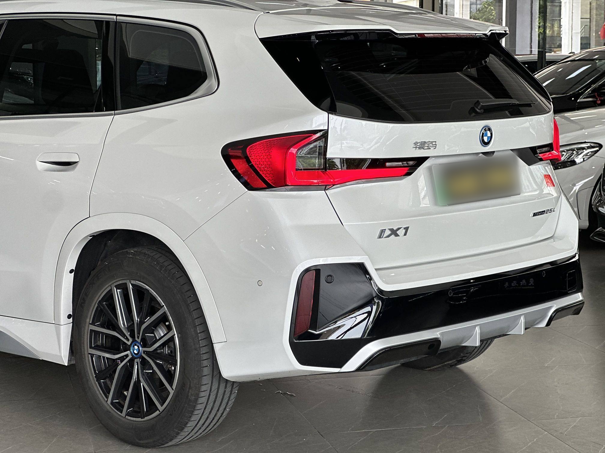 宝马iX1 2023款 eDrive25L M运动套装