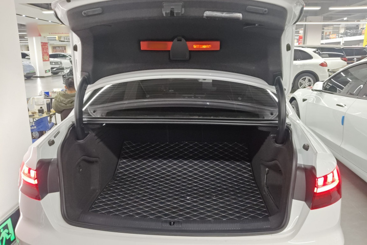 奥迪A4L 2023款 40 TFSI 时尚动感型机舱底盘23