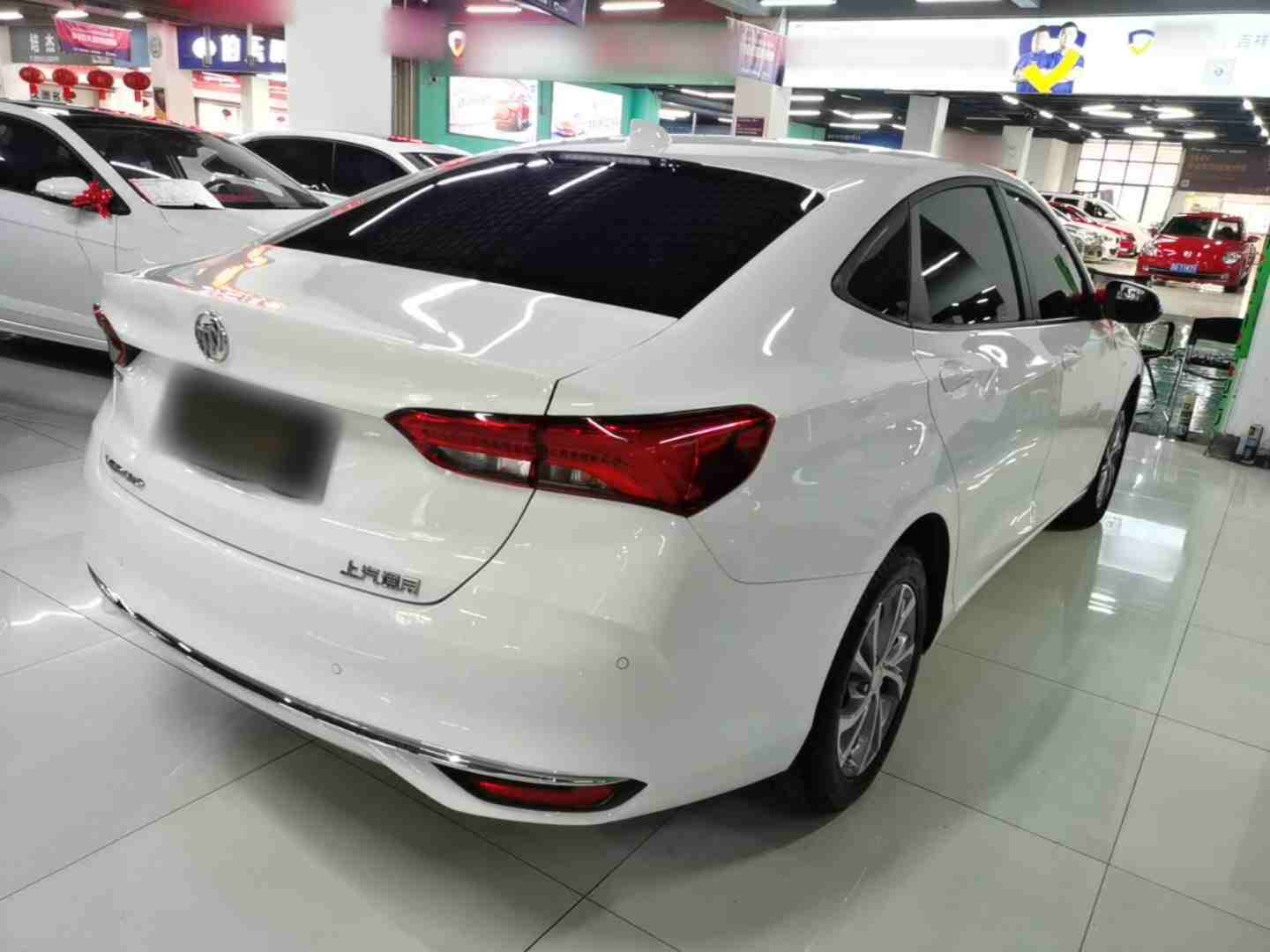 车辆右后45度外观展示