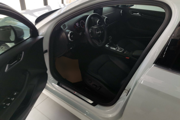 奥迪A3 2018款 30周年年型 Limousine 35 TFSI 时尚型中控内饰20