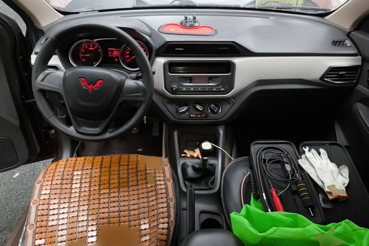 五菱汽车 五菱宏光 2021款 1.5L改款 S标准型 液压助力LAR中控内饰7002