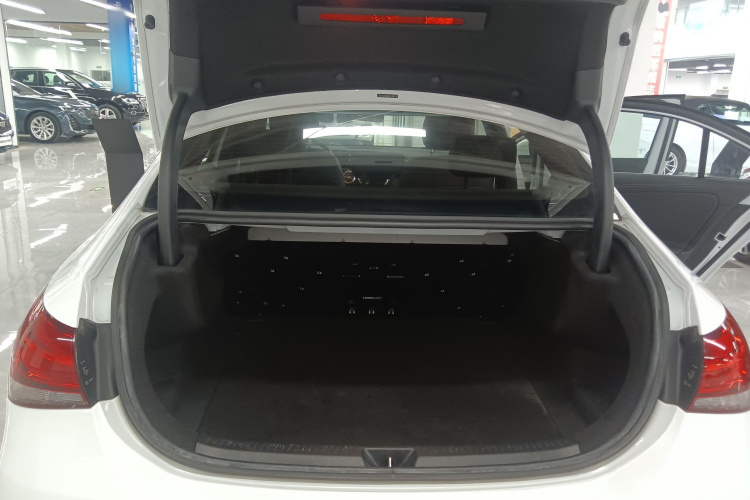 奔驰A级 2020款 改款二 A 180 L 运动轿车机舱底盘23