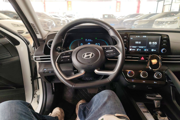 现代 伊兰特 2023款 1.5L CVT GLX精英版中控内饰13