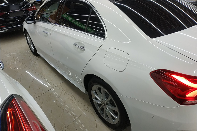 奔驰A级 2022款 改款 A 200 L 运动轿车时尚型车身外观4