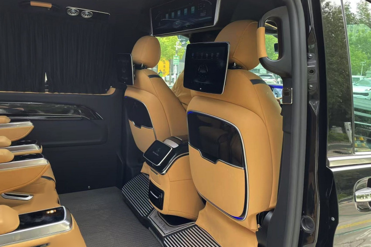 奔驰 威霆 2023款 2.0T 精英版 7座中控内饰7003