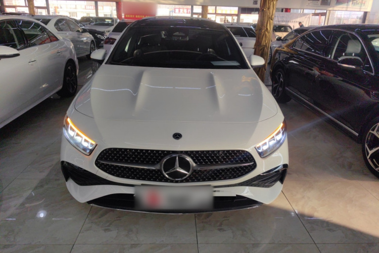 奔驰A级 2024款 改款 A 200 L 时尚型车身外观2