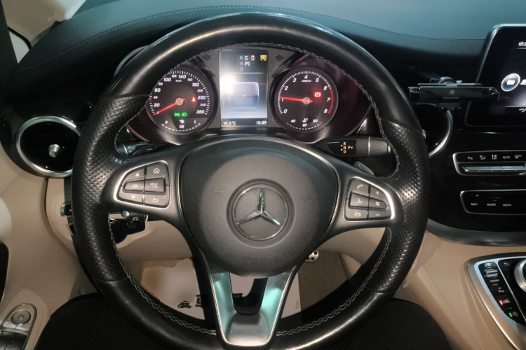 奔驰V级 2017款 V 260 L 尊贵加长版中控内饰13