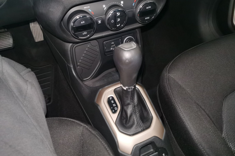 Jeep 自由侠 2017款  180T 自动劲能版局部细节18