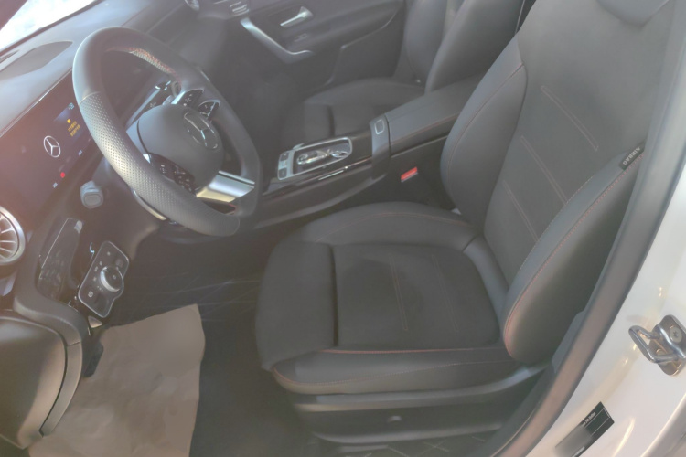 奔驰A级 2024款 改款 A 200 L 时尚型中控内饰19