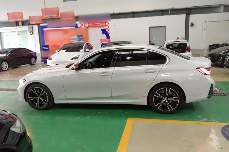 宝马3系 2023款 325i M运动套装车身外观4