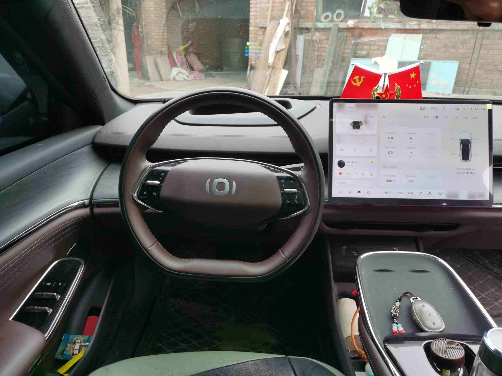车辆方向盘及中控台实拍