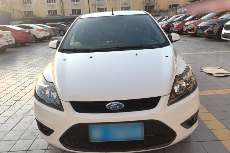 福特 福克斯 2013款 两厢经典 1.8L 手动基本型车身外观2