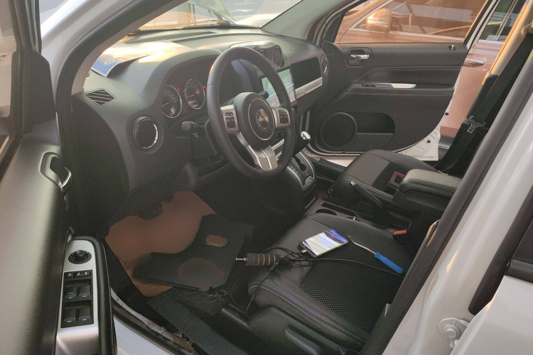 Jeep 指南者(进口) 2014款 改款 2.4L 四驱舒适版中控内饰20