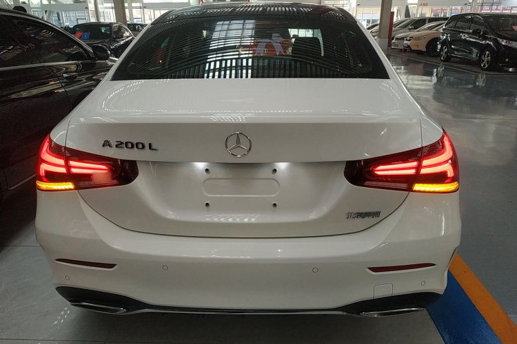 奔驰A级 2020款 A 200 L 运动轿车车身外观6