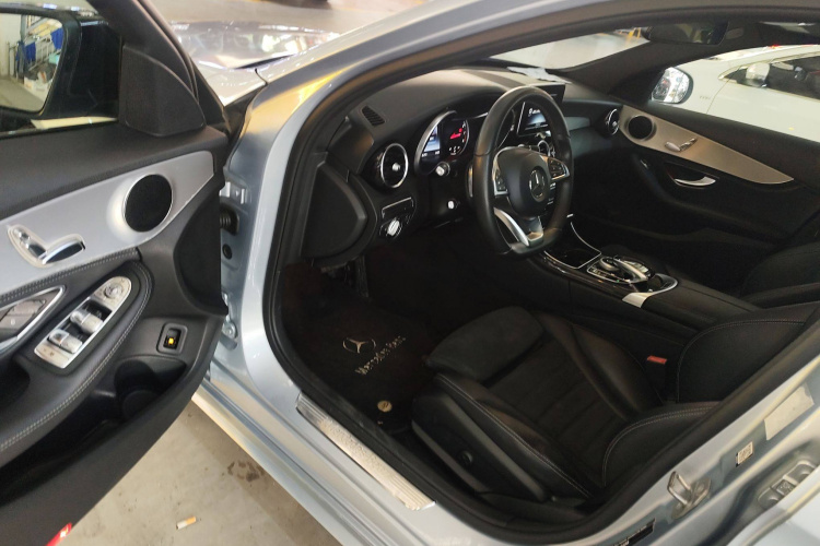 奔驰C级 2017款 C 200 运动版中控内饰20