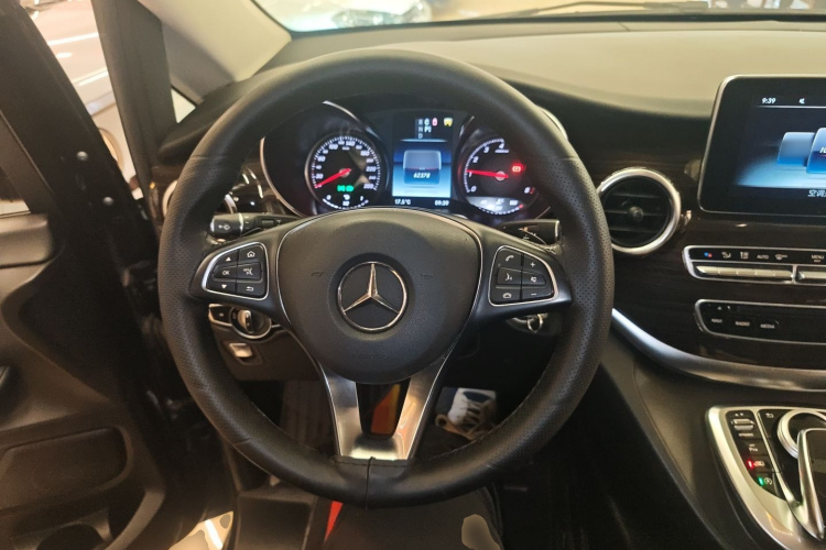 奔驰V级 2018款 V 260 领航版 国V中控内饰13