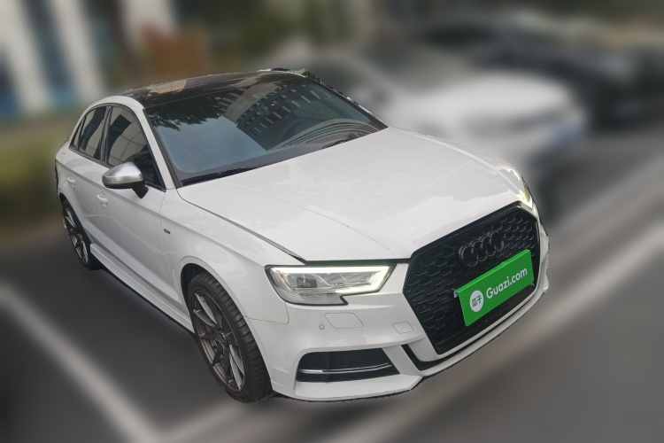 奥迪A3 2018款 30周年年型 Limousine 40 TFSI 运动型车身外观3