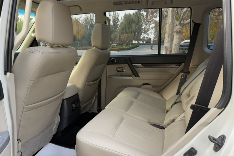 三菱 帕杰罗（平行进口）中控内饰7003