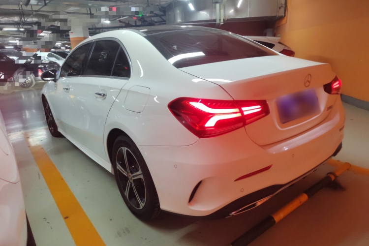 奔驰A级 2022款 改款三 A 200 L 运动轿车时尚型车身外观4