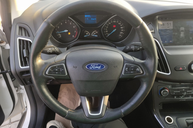 福特 福克斯 2015款 三厢 1.6L 自动风尚型中控内饰13