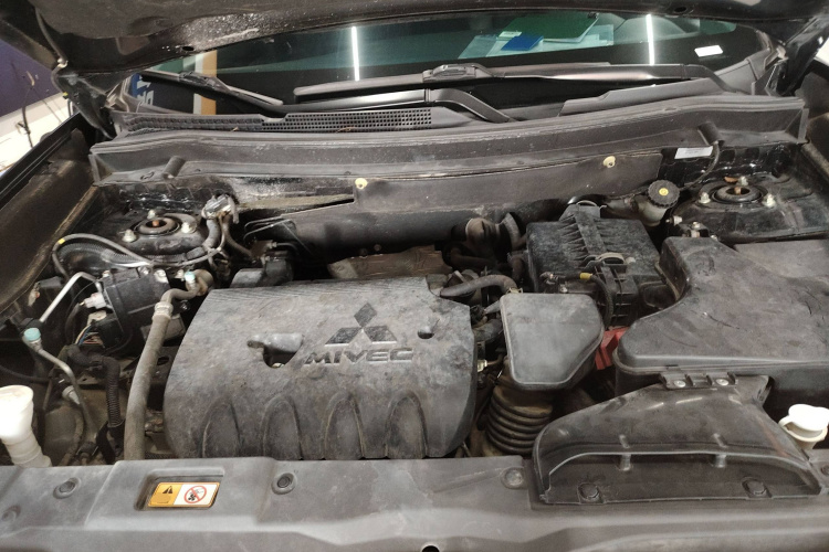 三菱 欧蓝德 2019款 2.0L 两驱畅享版 5座 国VI机舱底盘24