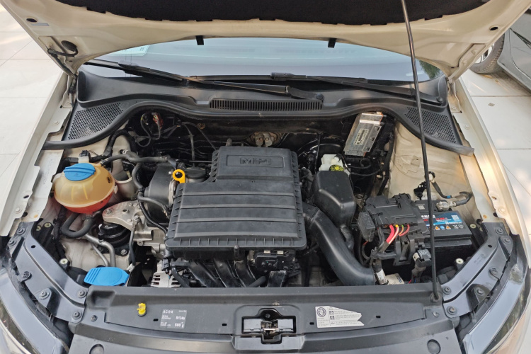 大众 Polo 2014款 1.4L 手动风尚版机舱底盘24