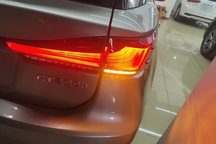 雷克萨斯CT 2017款 CT200h 精英版 单色 国V车身外观9