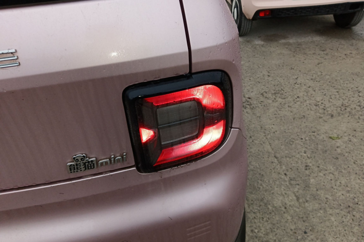 吉利银河 2023款 熊猫mini 200km 灵动熊车身外观9