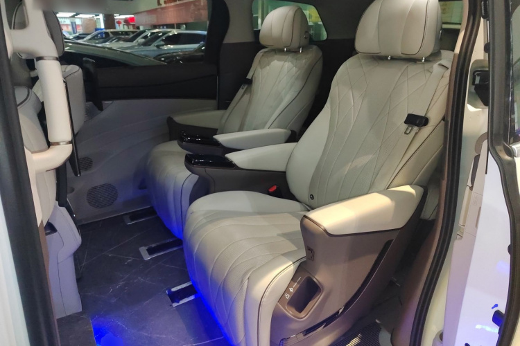 腾势D9 2022款 DM-i 970 四驱尊荣型中控内饰21