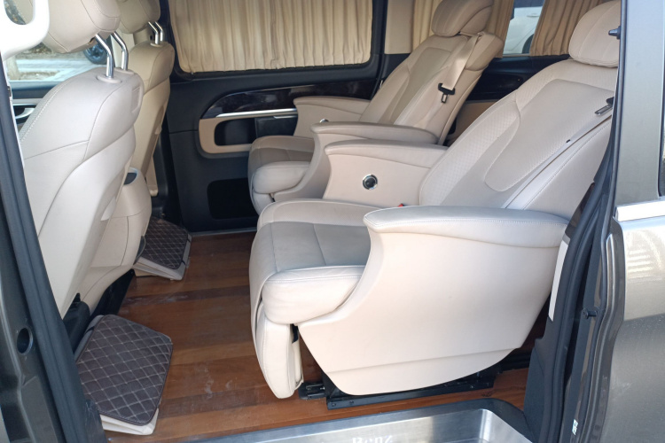 奔驰V级 2018款 V 260 L 尊贵加长版 国VI中控内饰21