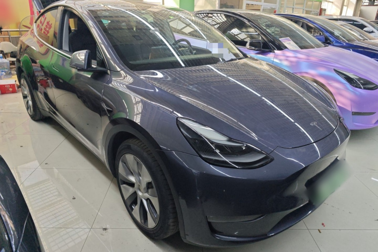 特斯拉 Model Y 2021款 长续航全轮驱动版车身外观3