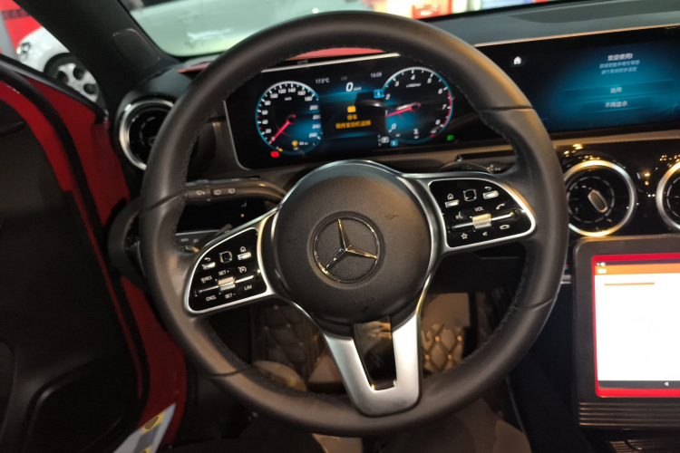 奔驰A级(进口) 2019款 A 200 动感型中控内饰13