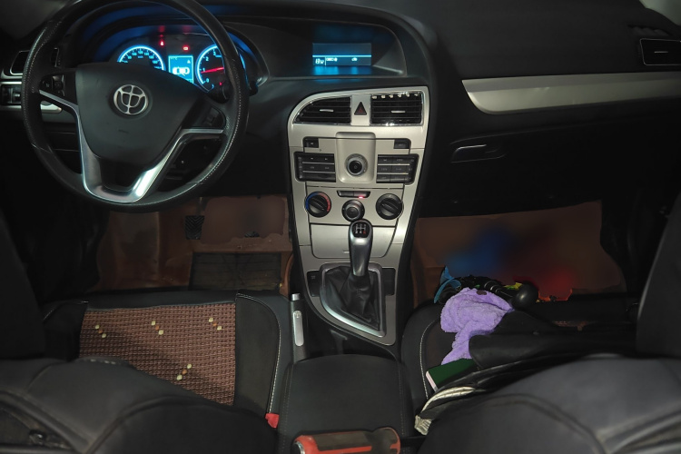 中华H530 2017款 1.6L 手动舒适型中控内饰12