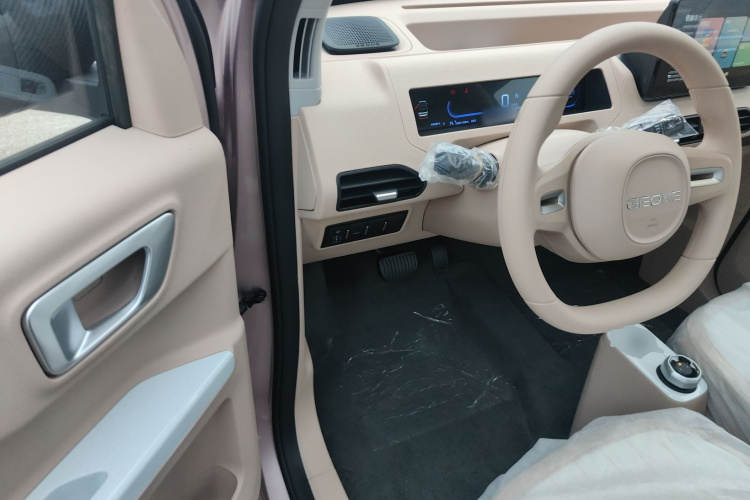 吉利银河 2024款 熊猫mini 200km 耐力熊中控内饰7003