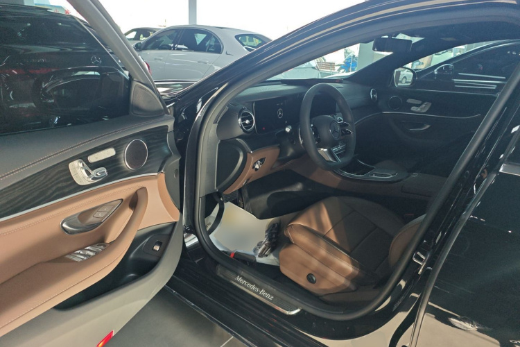 奔驰E级 2023款 改款 E 300 L 运动时尚型中控内饰7003